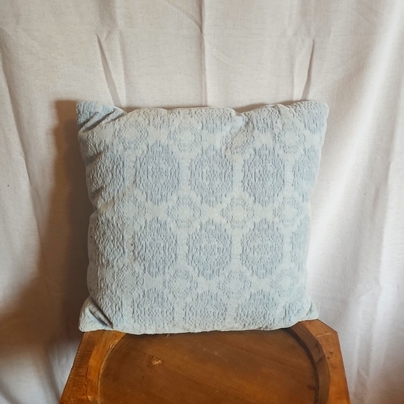 Toss pillow - Picture 1 of 7